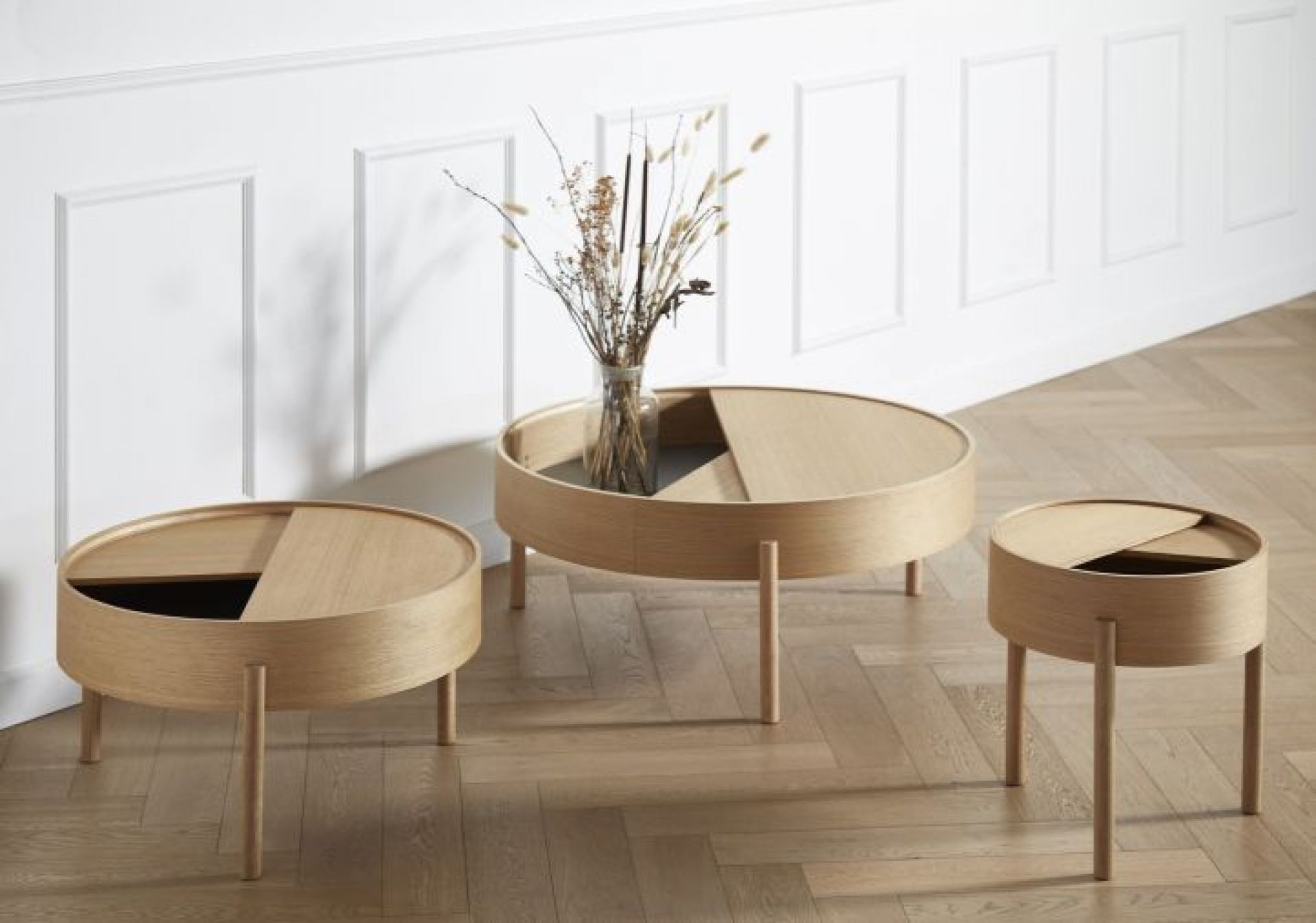 Drei Arc Side Table Beistelltische von Woud aus geölter Eiche mit Stauraum.