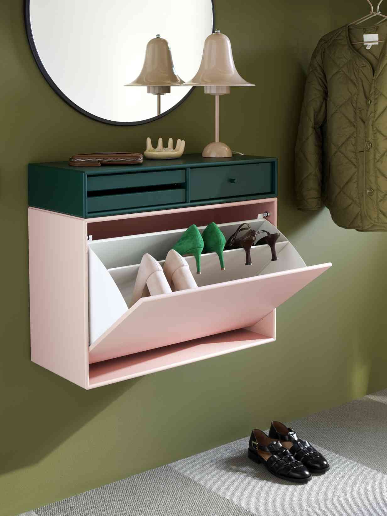 Runder Spiegel "Montana Rosehip" mit farbigem Rahmen, Teil einer modernen Garderobe mit Schuhschrank und Dekoration.