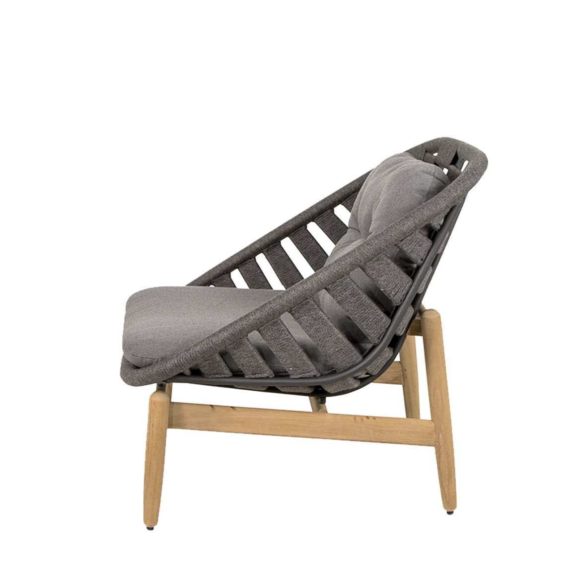 Strington Outdoor Loungesessel von Cane-Line, dunkelgrau, mit Kissen und Holzbeinen, Seitenansicht. Gartenmöbel für Terrasse.