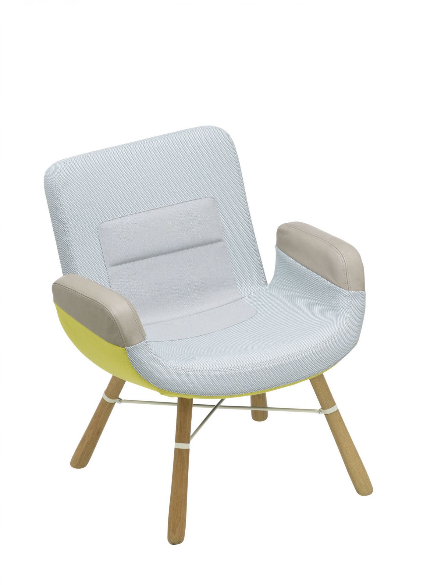 East River Chair von Vitra: Moderner Sessel mit hellblauem Bezug, gelbem Akzent und Holzbeinen.