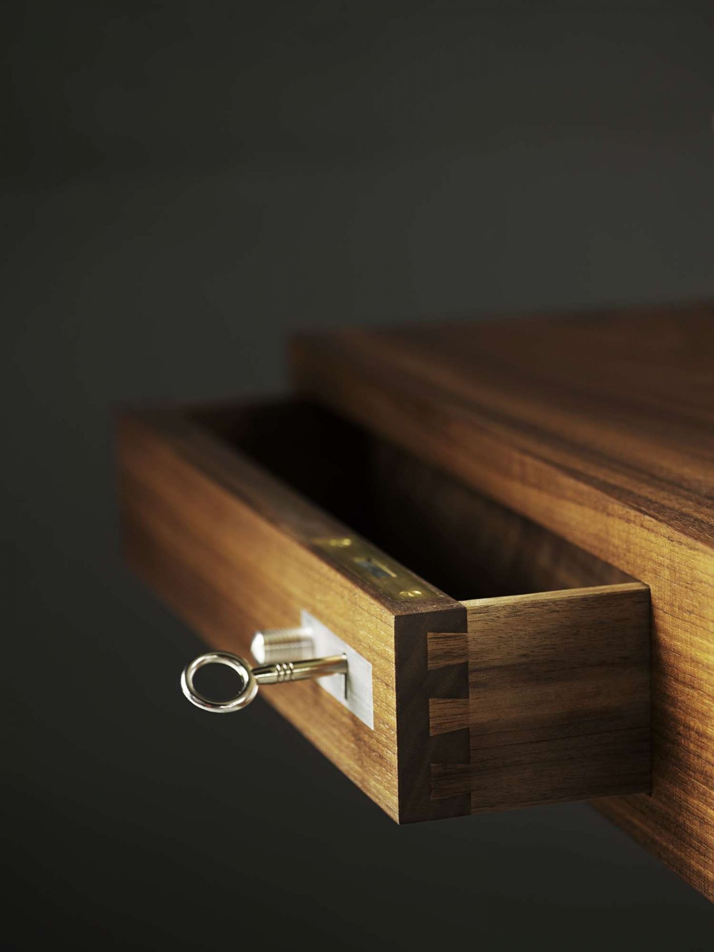 Detailaufnahme des CH110 Tisches von Carl Hansen & Søn mit geöffneter Schublade und Schlüssel.