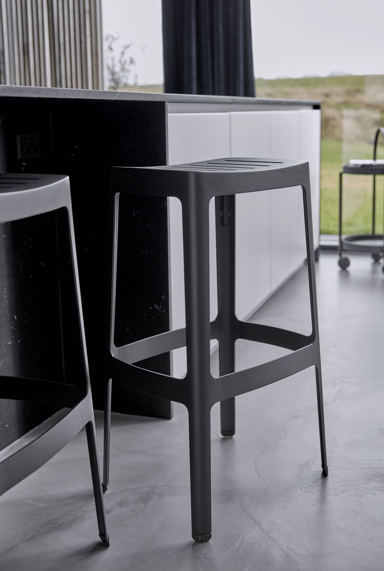 Schwarzer Cut Barhocker von Cane-Line, stapelbar, aus minimalistischem Design, für Küche oder Bar.