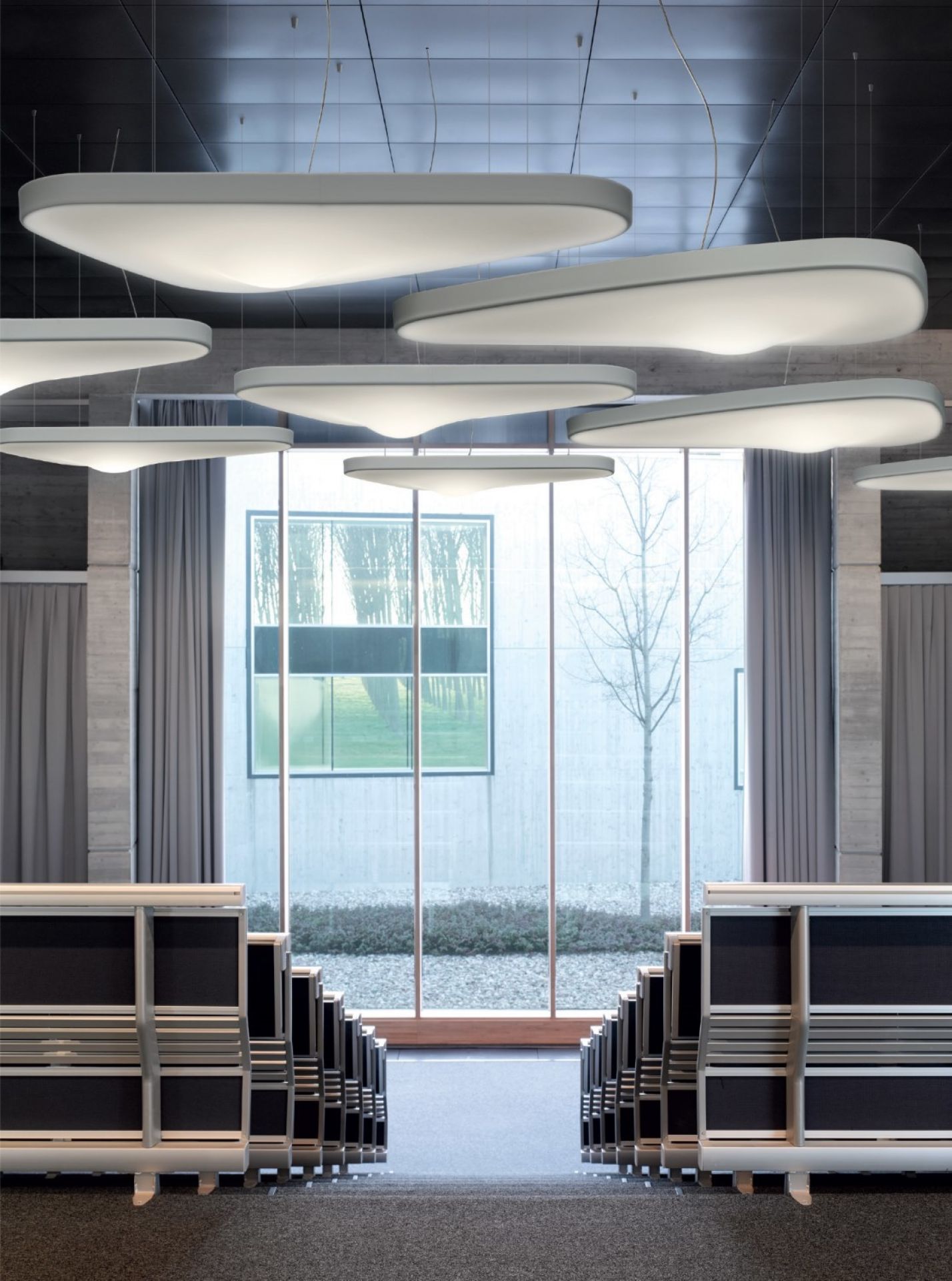 Mehrere Luceplan Petale LED Pendelleuchten D71PV in einem Raum, moderne Beleuchtung.