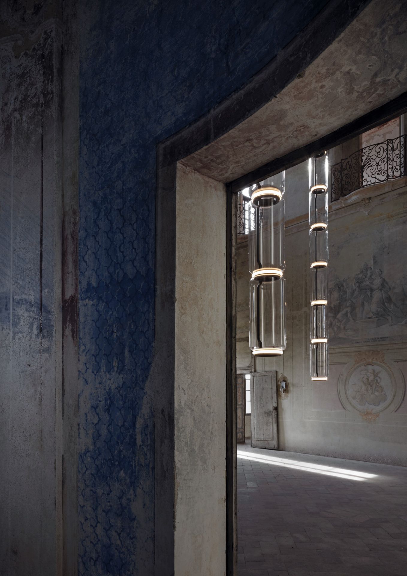 Noctambule Pendelleuchte von Flos, Hängeleuchte mit Glaszylindern in historischem Raum, modernes Design.