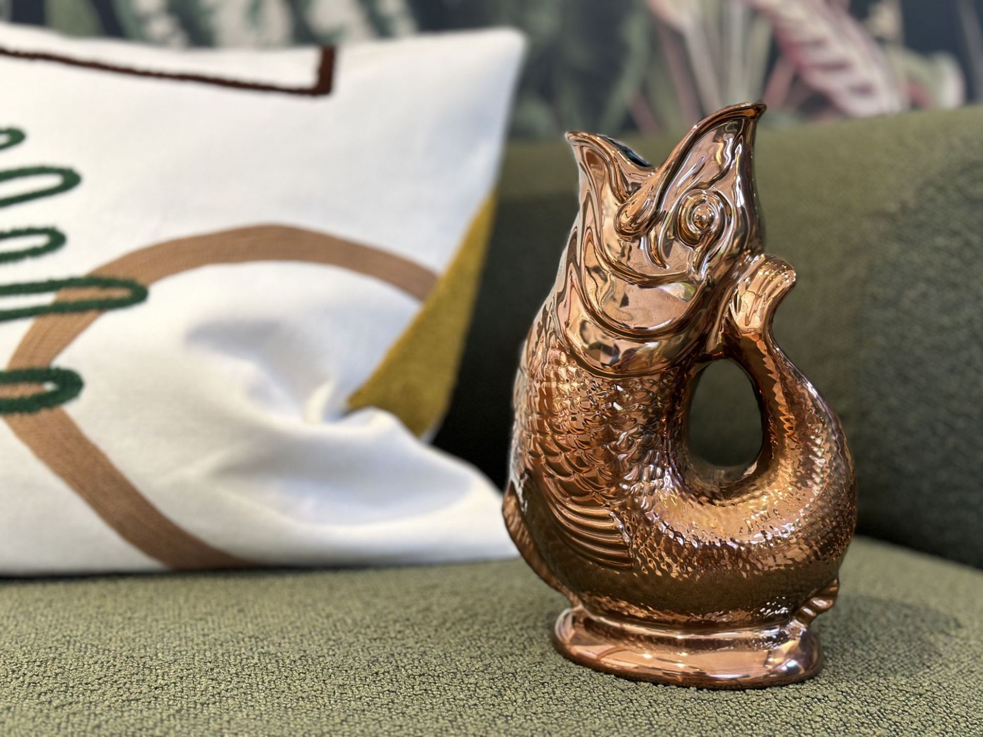 Nahaufnahme der kupferfarbenen Gluckigluck Fischkaraffe, einer dekorativen Wasserkaraffe in Fischform.