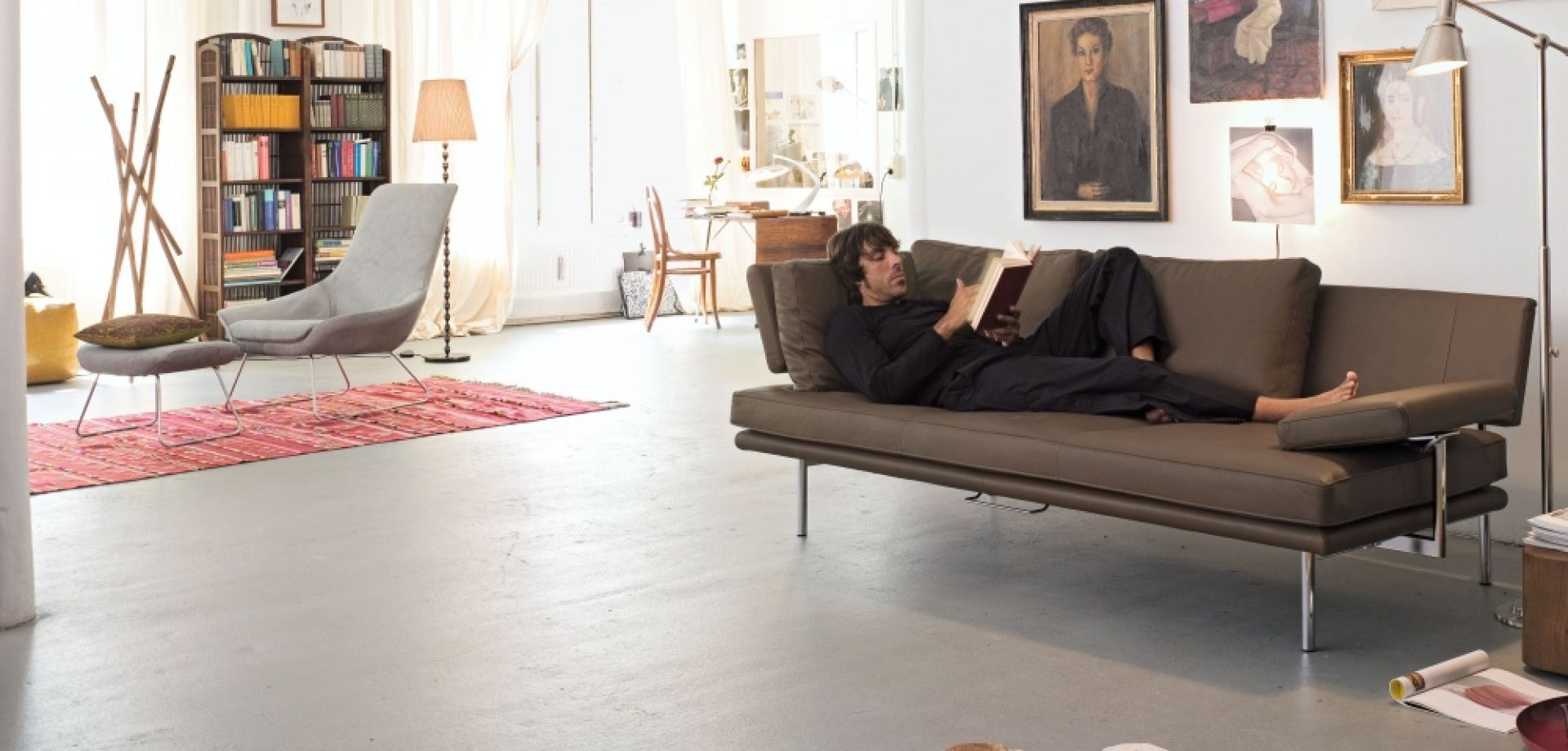 LIVING PLATFORM Sofa mit zwei Funktionsarmlehnen Walter Knoll