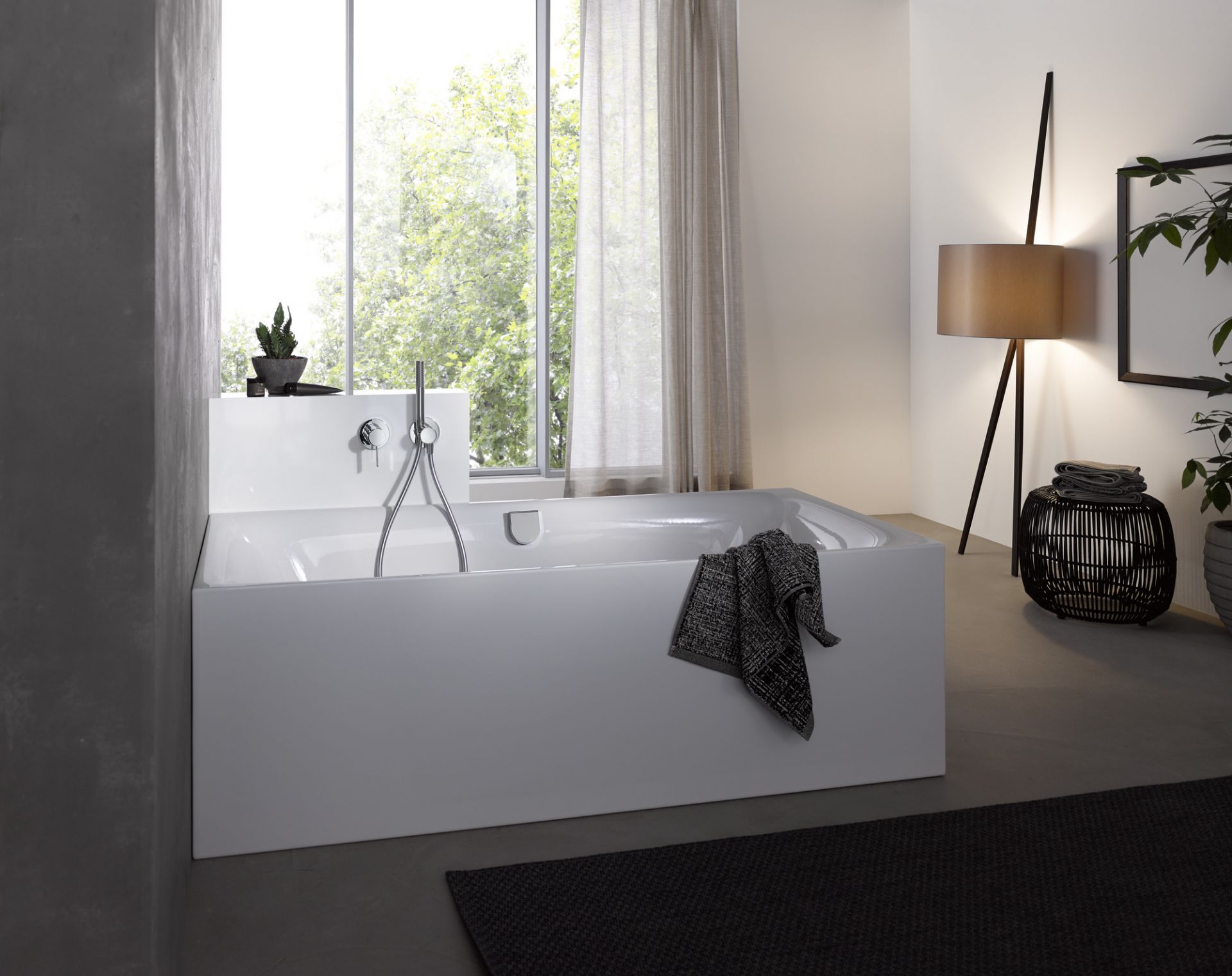 Luca Lean Anlehnleuchte von Maigrau: Stehleuchte aus geräucherter Eiche und bronzegrauem Metall im modernen Badezimmer.