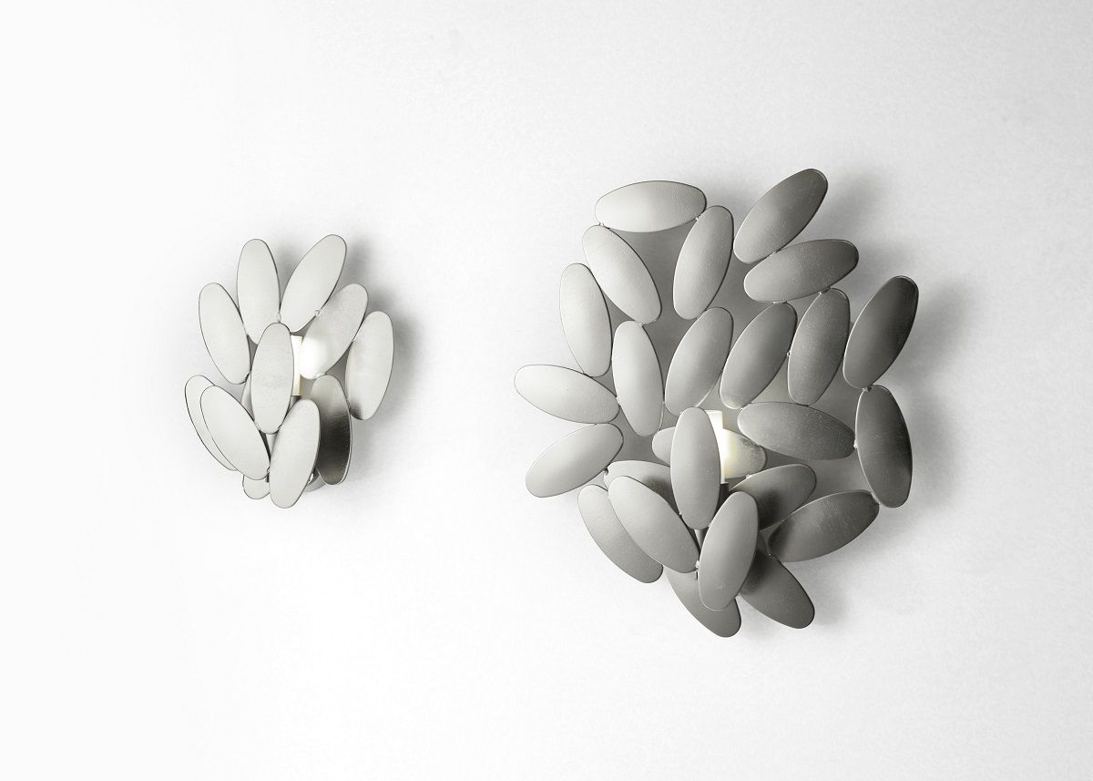 Zwei Foliae Wandleuchten von Opinion Ciatti in Silber, modernes Design für Wohnraumbeleuchtung.