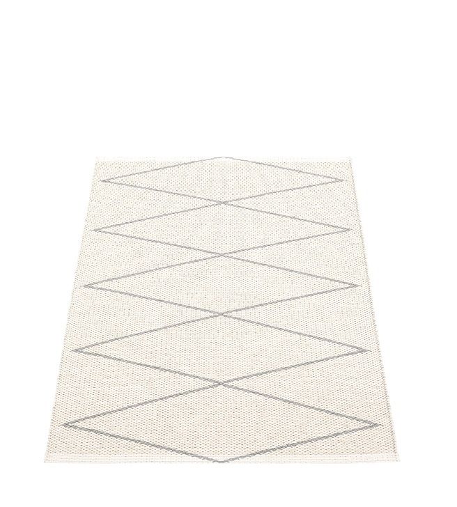 Max Kunststoffteppich von Pappelina, 70x100 cm, mit grauem Rautenmuster auf beigem Grund.