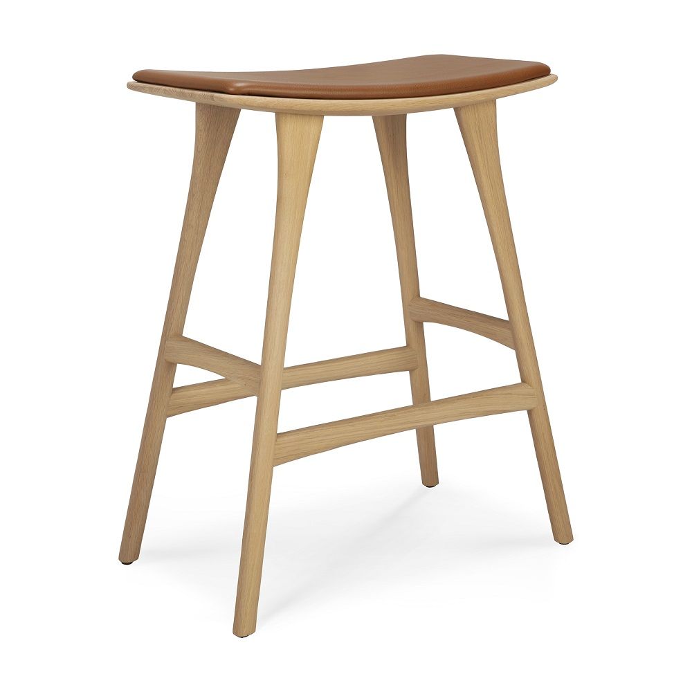 Osso Barhocker von Ethnicraft: Hocker aus hellem Holz mit braunem Ledersitzpolster.