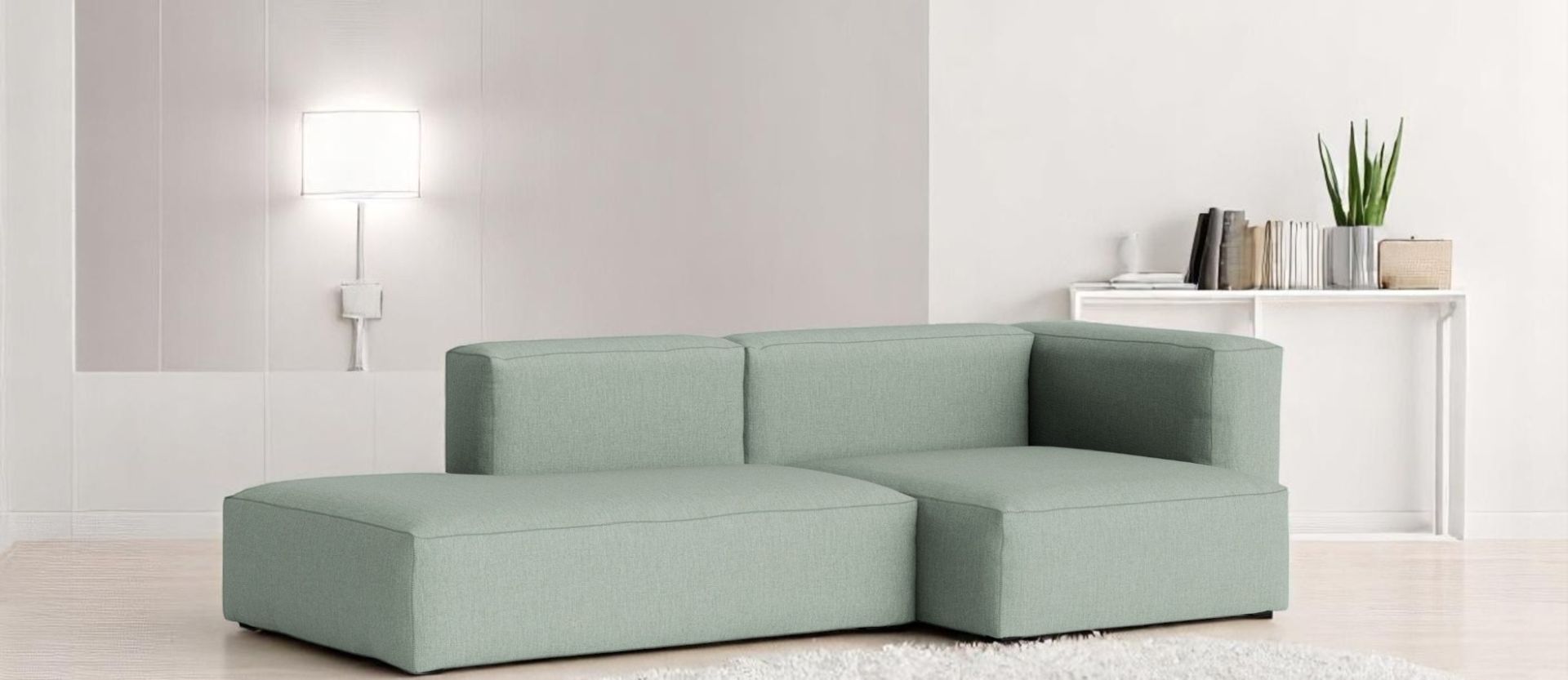 Mags Sofa 2,5-Sitzer in hellgrünem Linara Stoff. Modernes Sofa mit Armlehne rechts.