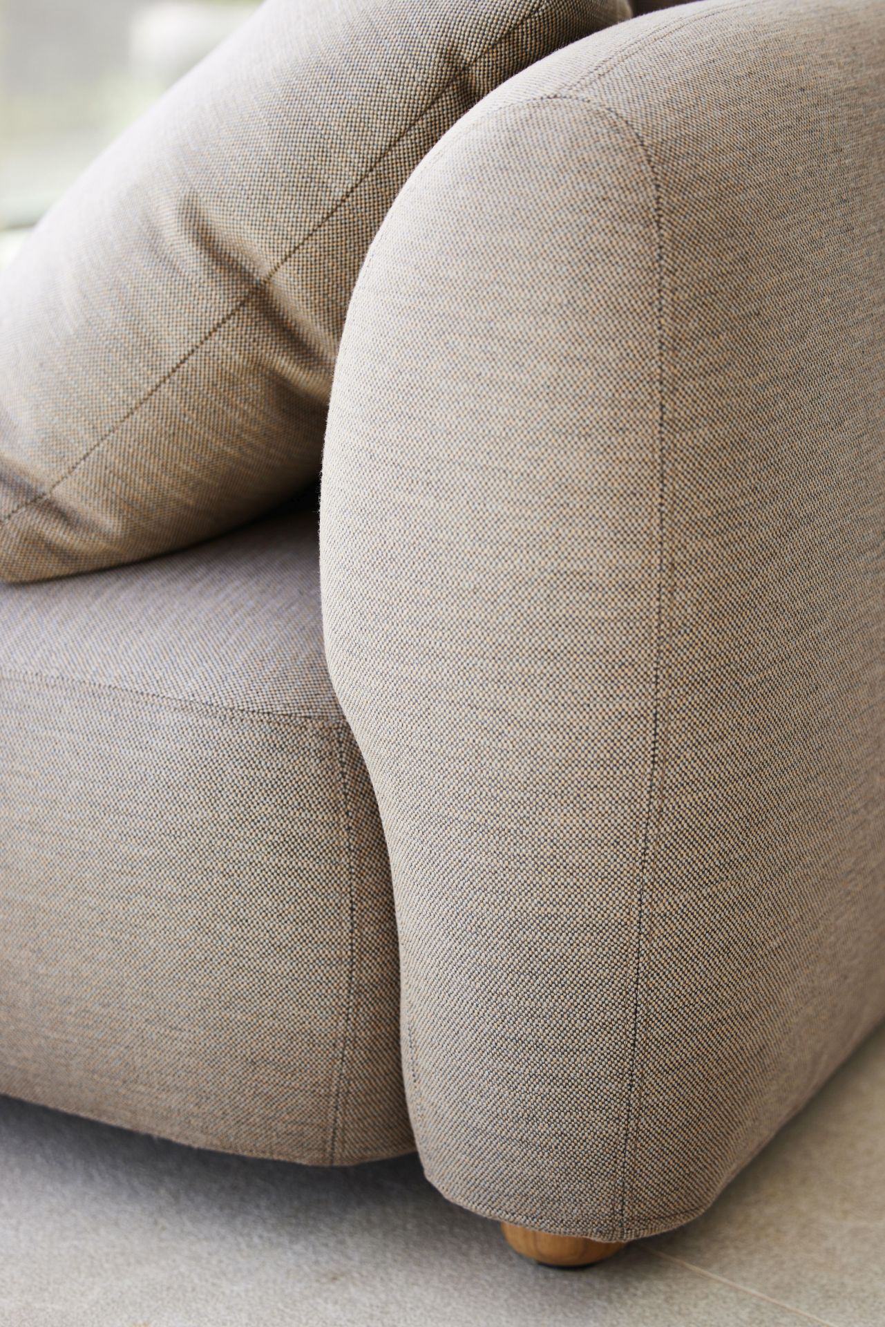 Detailaufnahme des Cane-Line Capture Outdoor Sofa Moduls in Beige mit Kissen. Gartenmöbel für Terrasse.