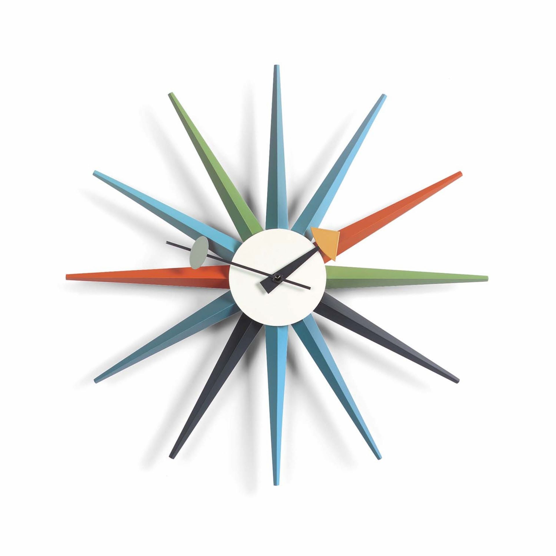 Mehrfarbige Sunburst Clock Wanduhr von Vitra: Design-Uhr mit farbigen Holzstrahlen und weißem Ziffernblatt.