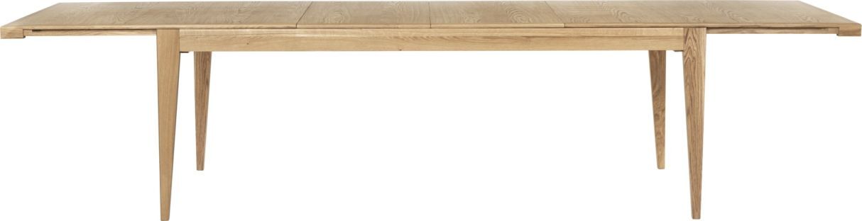 Ausgezogener S-Table Esstisch von Gubi aus hellem Holz mit schlichten, konischen Beinen.