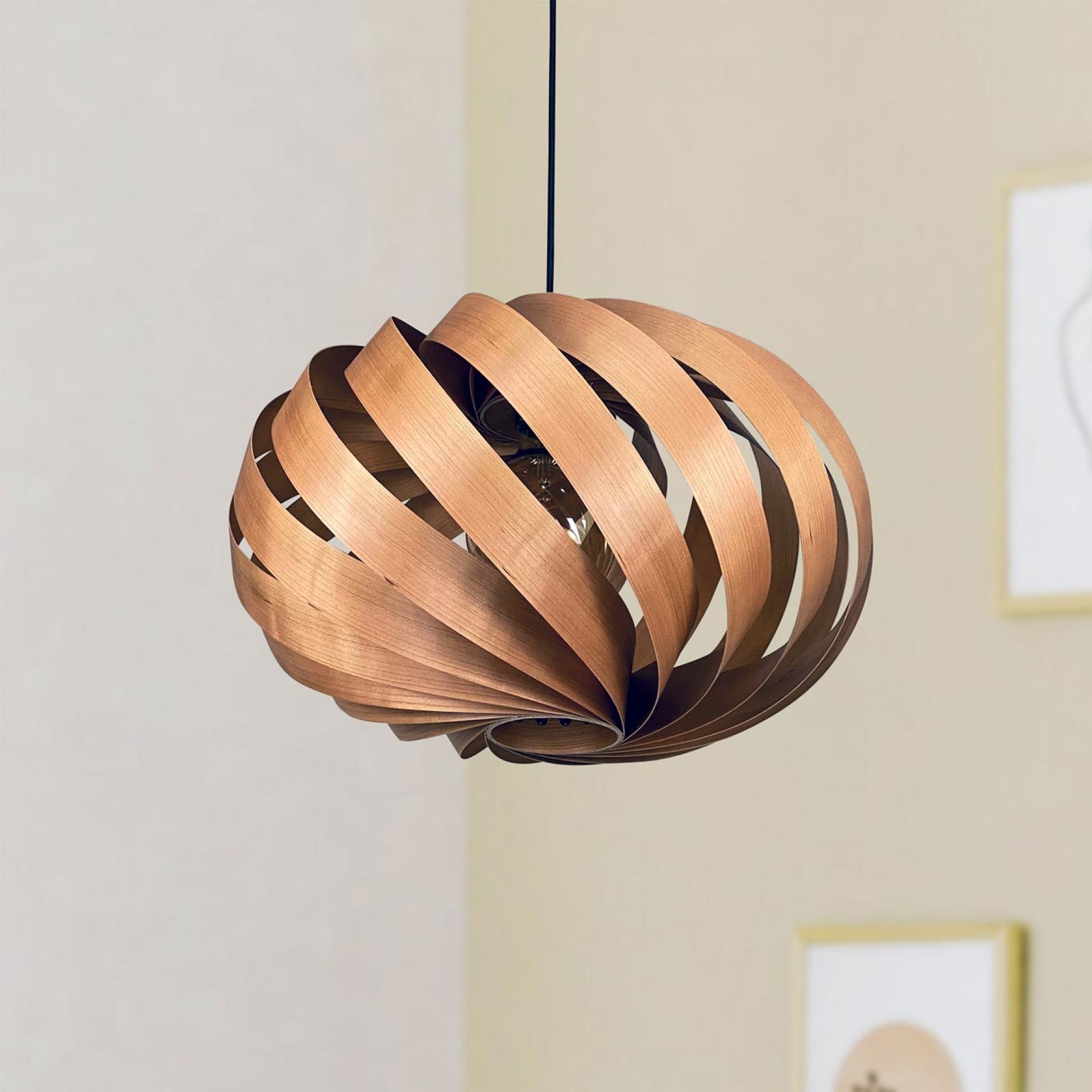 Serentia Hängeleuchte aus Kirschbaumholz, spiralförmiges Design, moderne Pendelleuchte für Wohnzimmer und Essbereich.