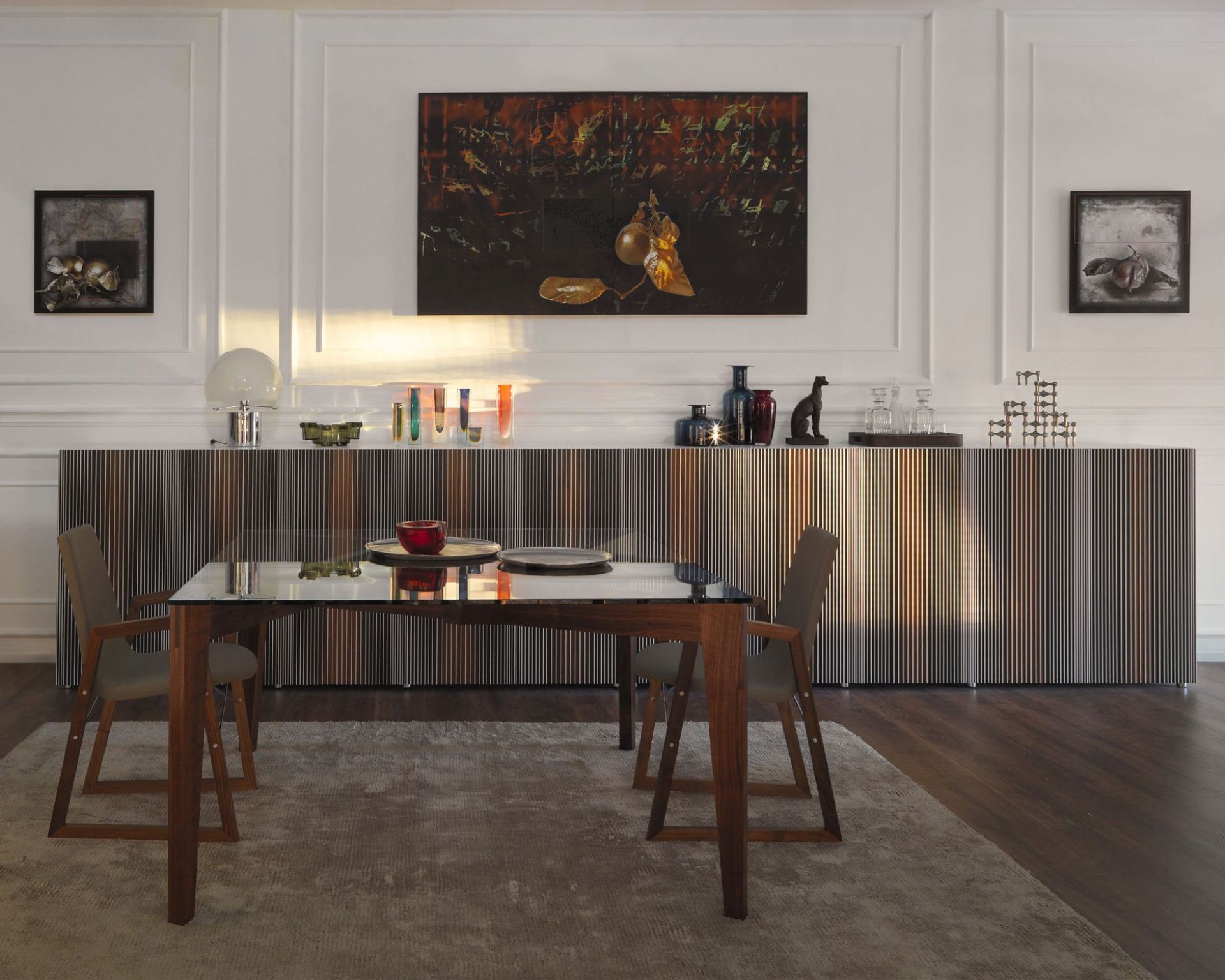 Carlos Anrichte von Casamania Horm im Esszimmer mit Tisch, Stühlen und Dekoration.