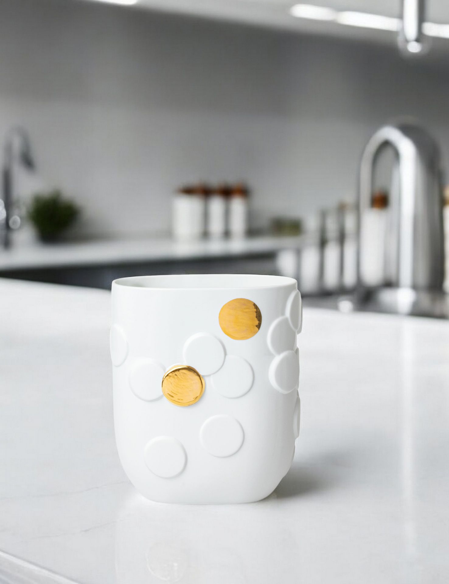 Weiße Vase mit goldenen Punkten von Räder Design, moderne Dekoration für Wohnzimmer und Tisch.