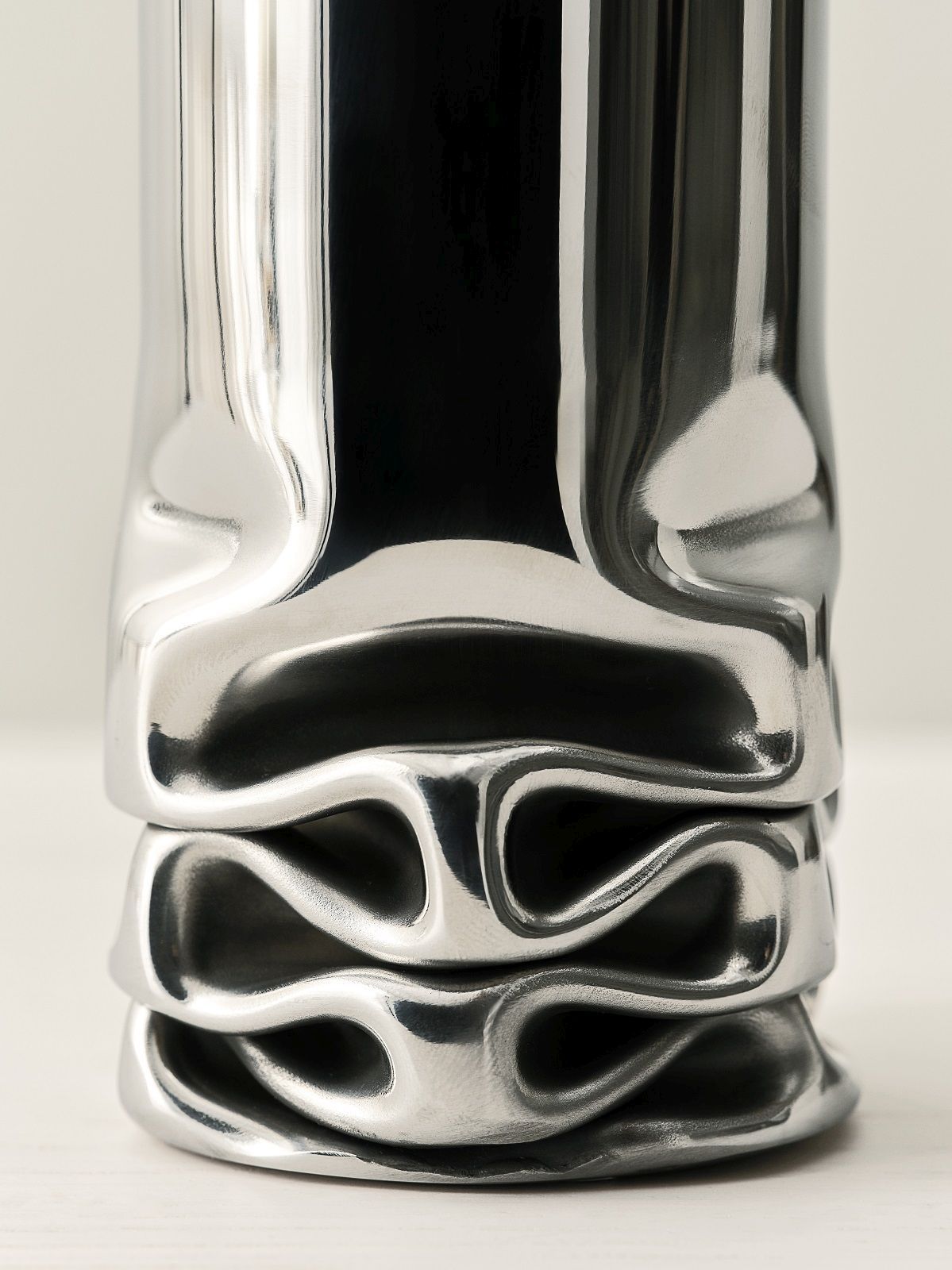 Nahaufnahme der silbernen Hydraulic Vase von Design House Stockholm, moderne Blumenvase aus Metall.