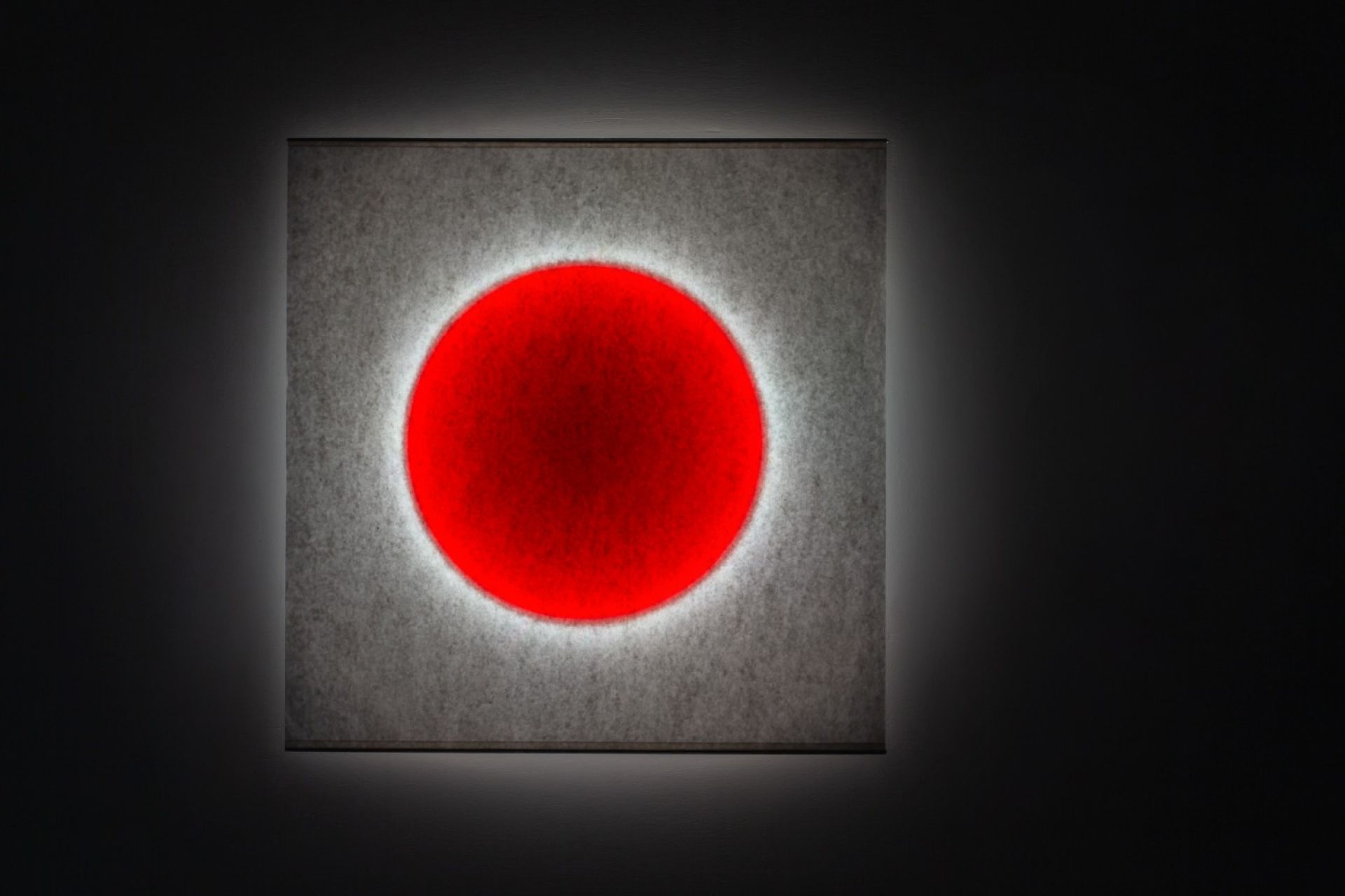 Moodmoon Wandleuchte: Quadratische Designerlampe mit rotem Kreis und indirekter Beleuchtung für stimmungsvolles Licht.