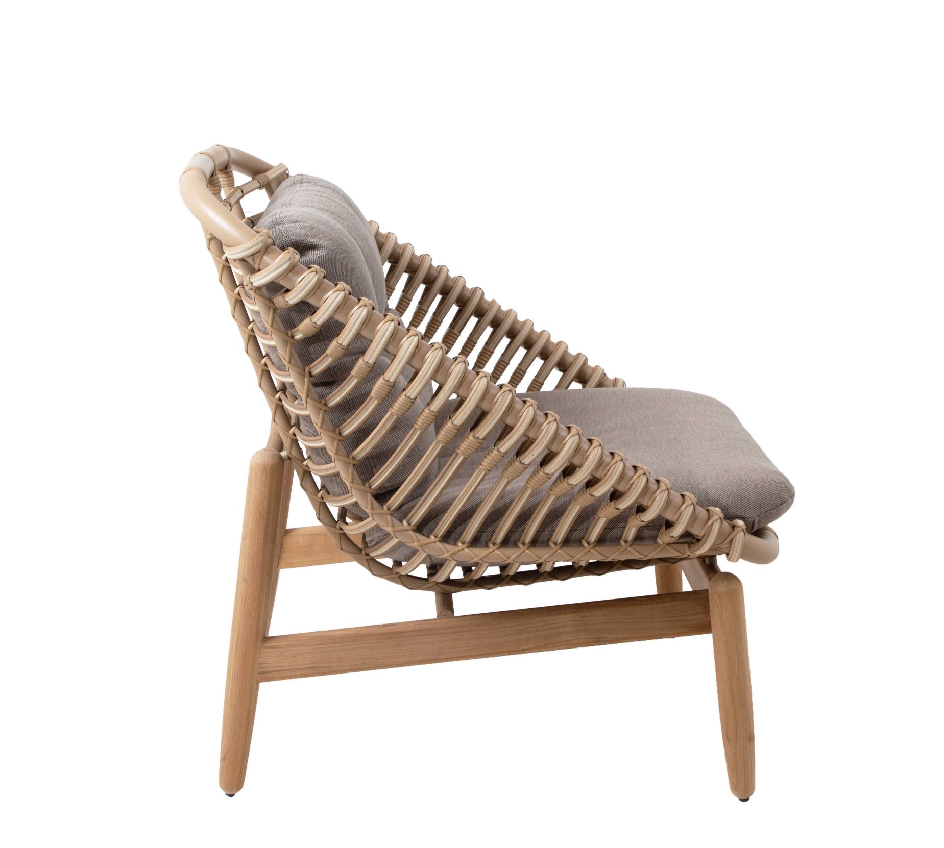 Strington Outdoor Sessel: Cane-Line Loungesessel aus Rattan mit grauen Kissen, Seitenansicht. Gartenmöbel für Terrasse.