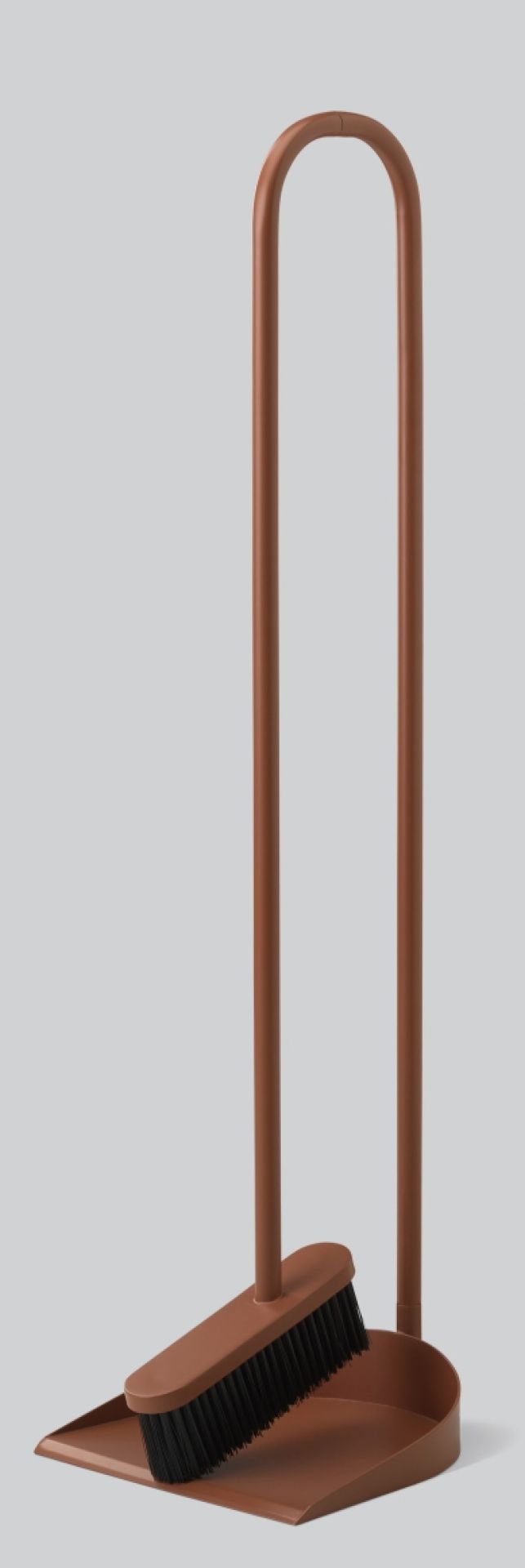 Rostfarbenes Cane Kehrschaufelset mit Besen und Halterung für die Reinigung im Haushalt.