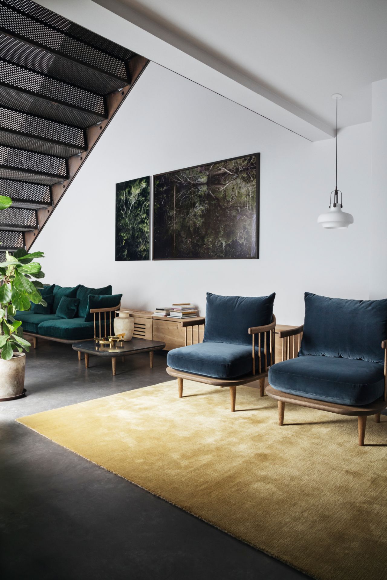 Wohnzimmer mit Fly Lounge Sofa und Sesseln von AndTradition, grüner Samt und Holz.