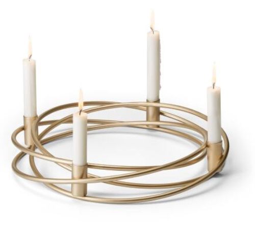 Goldener Adventskranz von Philippi mit vier brennenden, weißen Kerzen für eine stimmungsvolle Adventszeit.