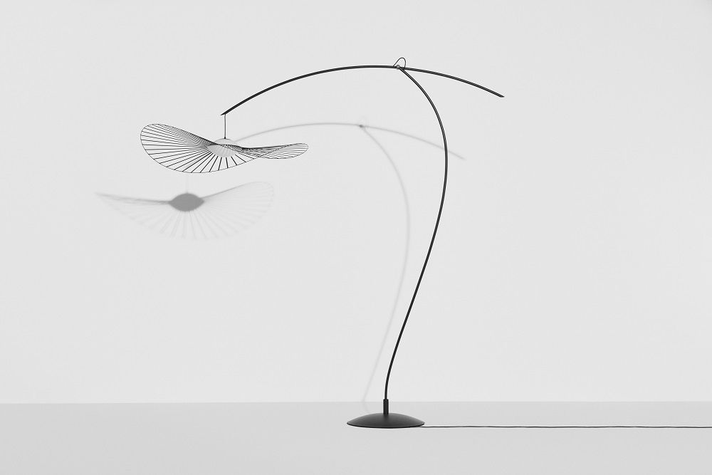 Vertigo Nova Stehleuchte von Petite Friture in Schwarz/Weiß, modernes Design mit filigranem Lampenschirm.