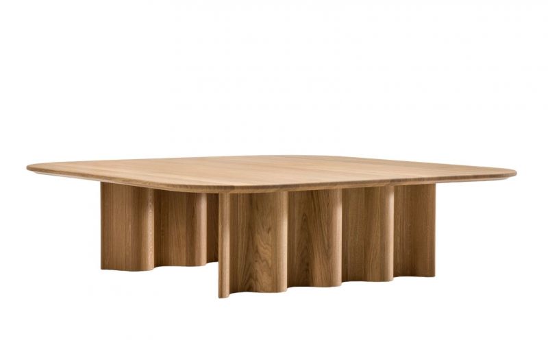 Curtain Couchtisch aus massivem Eichenholz, rechteckig, mit wellenförmigem Sockel. Modernes Design für Wohnzimmer.