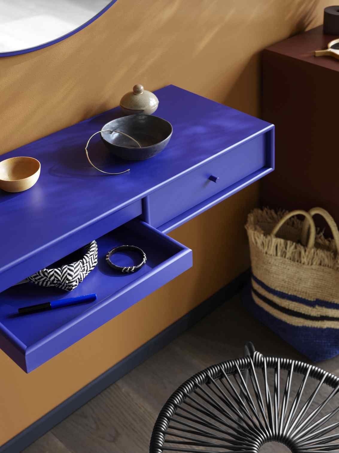 Detailaufnahme des blauen Montana Graphic Wandspiegels mit Ablage und geöffneter Schublade, Wohnaccessoires.