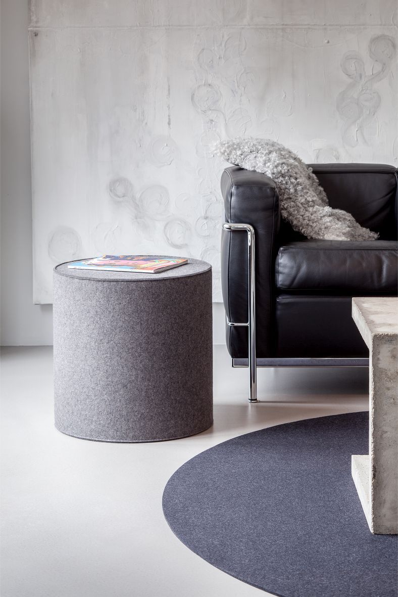 Grauer Rondo Hocker von Hey Sign als Sitzmöbel und Beistelltisch im modernen Wohnzimmer.