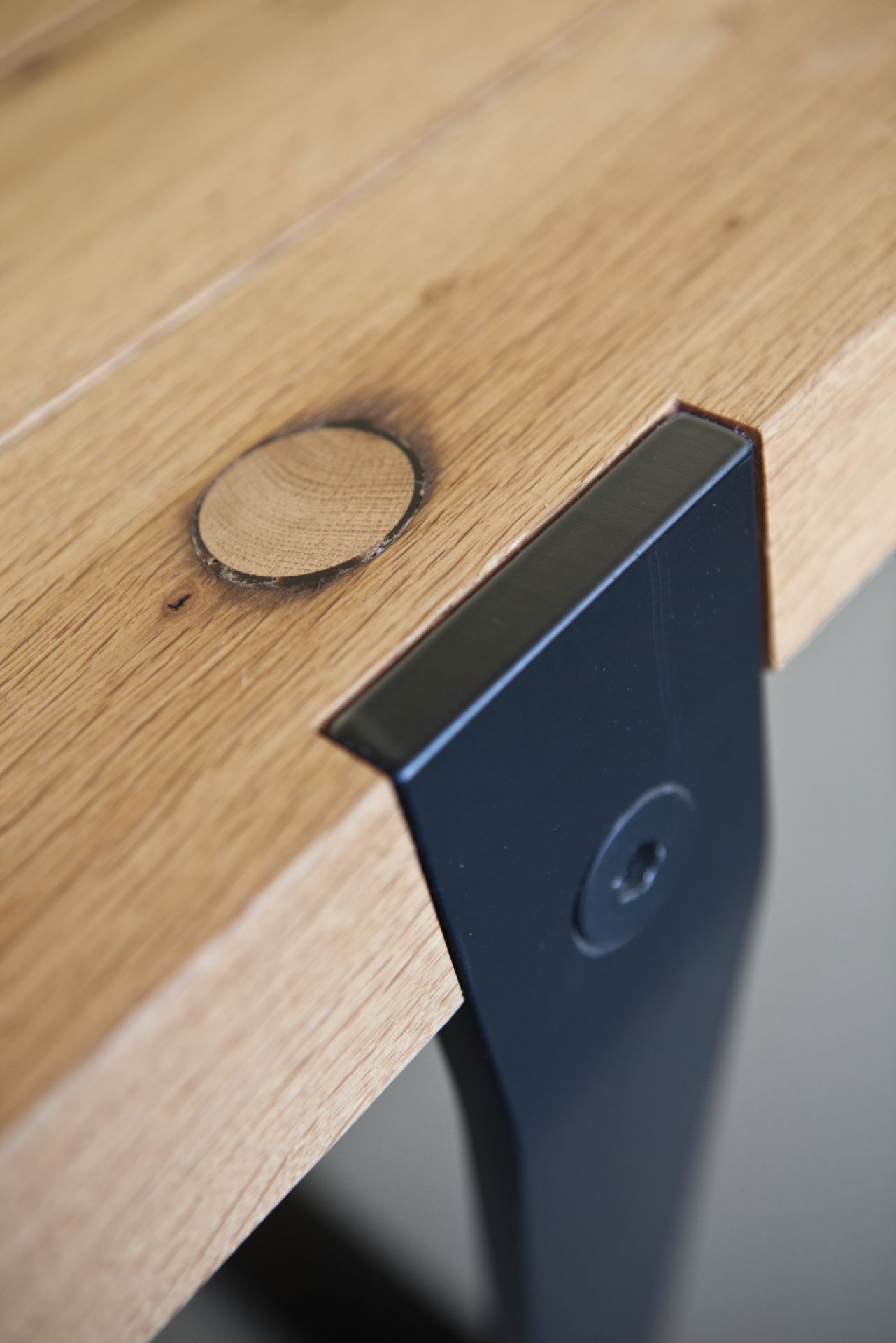 Detailaufnahme BB 11 Clamp Tisch von Janua: Eiche geölt mit schwarzer Tischklemme.