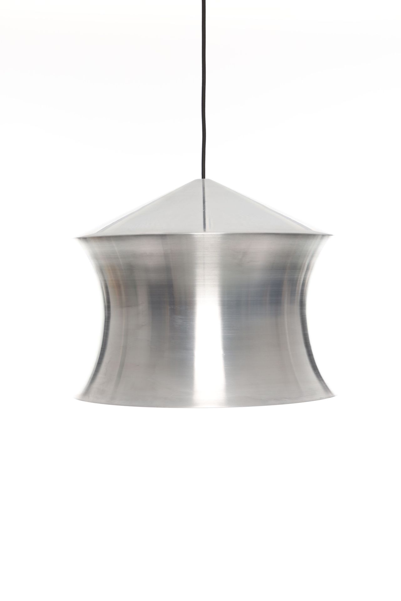 Nahaufnahme der Tom Dixon Unbeaten Waist Pendelleuchte aus gebürstetem Aluminium mit schwarzem Kabel.
