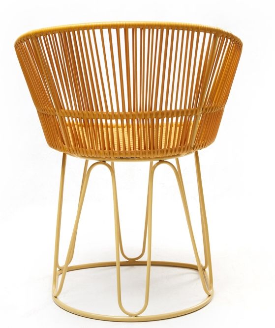 Honiggelber Circo Stuhl für den Außenbereich, Rattansitz und Metallgestell. Moderner Gartenstuhl.