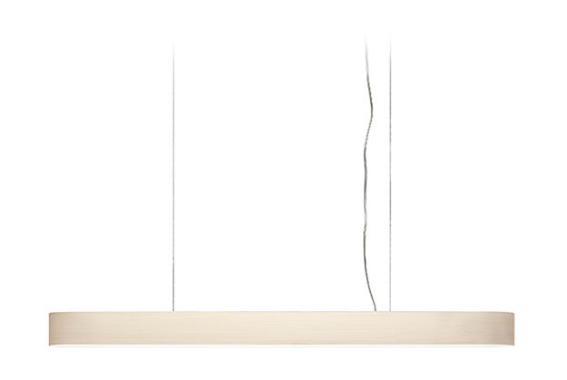 Helle, längliche I-Club Pendelleuchte von LZF Lamps mit Holzfurnier und filigranen Aufhängungen.