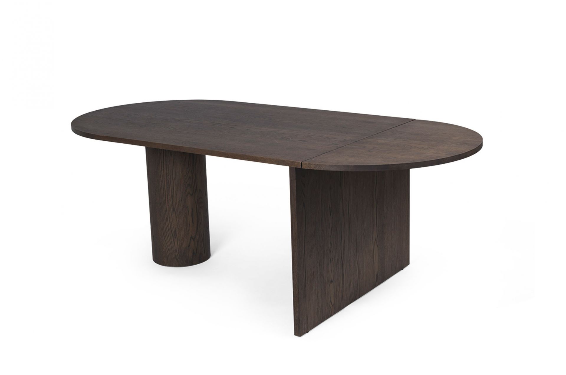 Pylo Esstisch aus dunkel gebeizter Eiche von Ferm Living mit ovaler Tischplatte und zwei Tischbeinen.