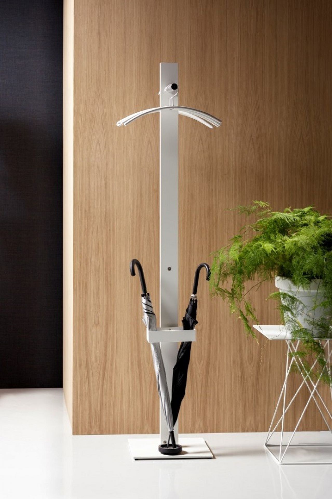 Standfree P Garderobenständer: Moderner Garderobenständer mit Schirmständer in Weiß für Büro und Zuhause.