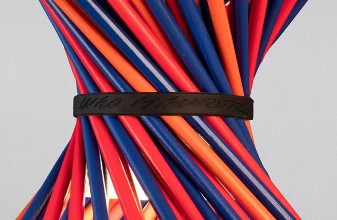 Detailaufnahme der Pic-A-Stic Lampe von Ingo Maurer mit bunten Stäben.