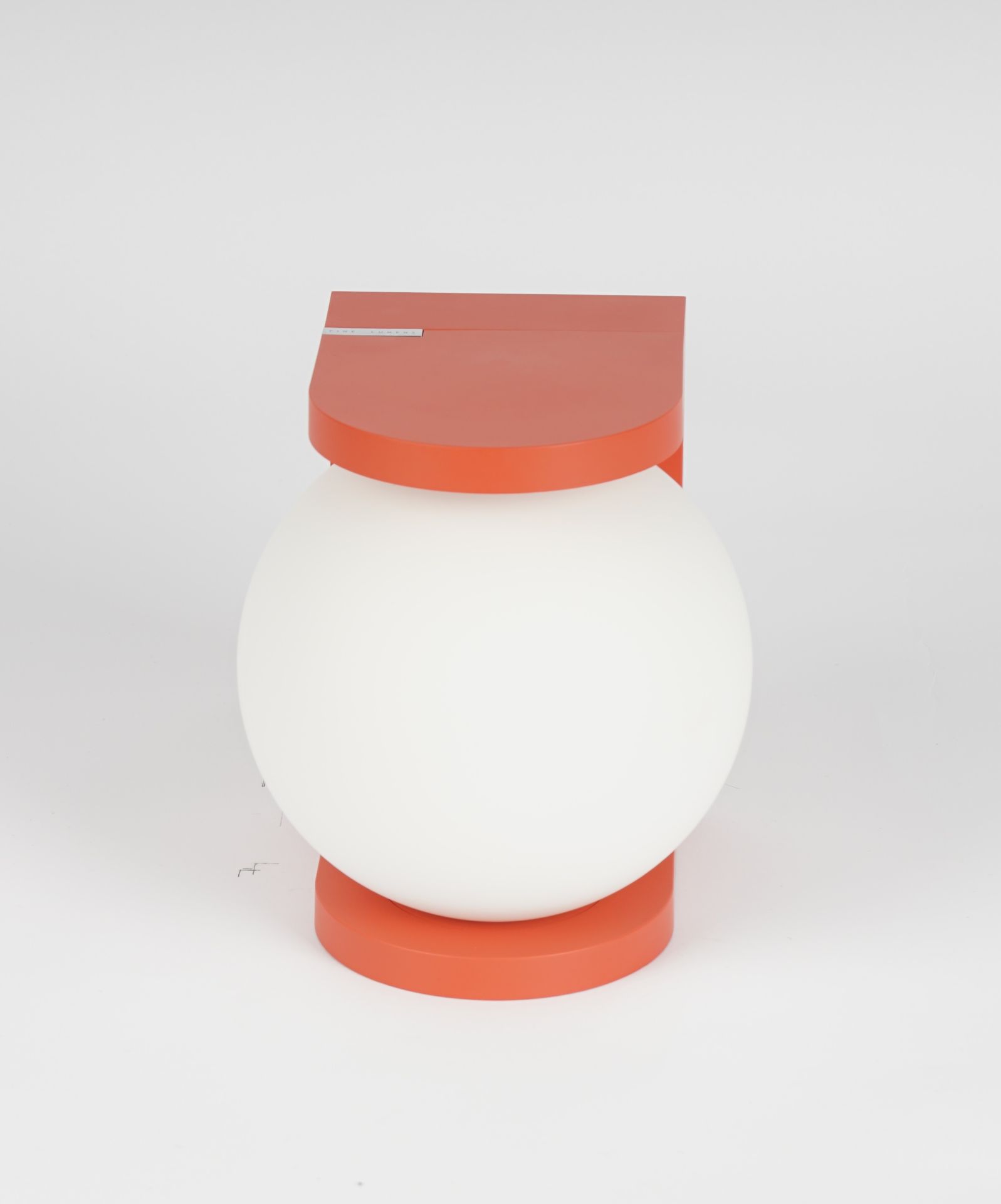 Plat Reading Lamp Tischleuchte: Moderne Tischlampe mit orangefarbenem Sockel und weißem Kugelschirm.