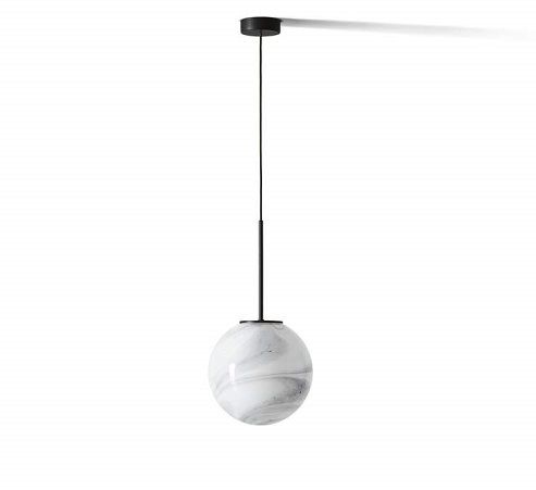 Bollicosa Pendelleuchte: Kleine Hängelampe mit weißem Marmorglas und schwarzem Baldachin.