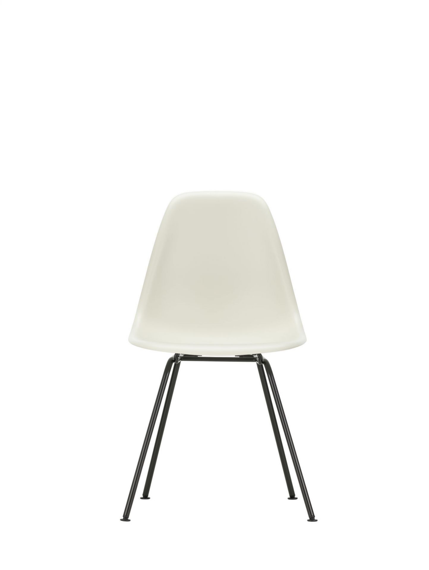 Weißer Eames Plastic Side Chair mit schwarzem Chromgestell von Vitra, Ansicht von vorne.