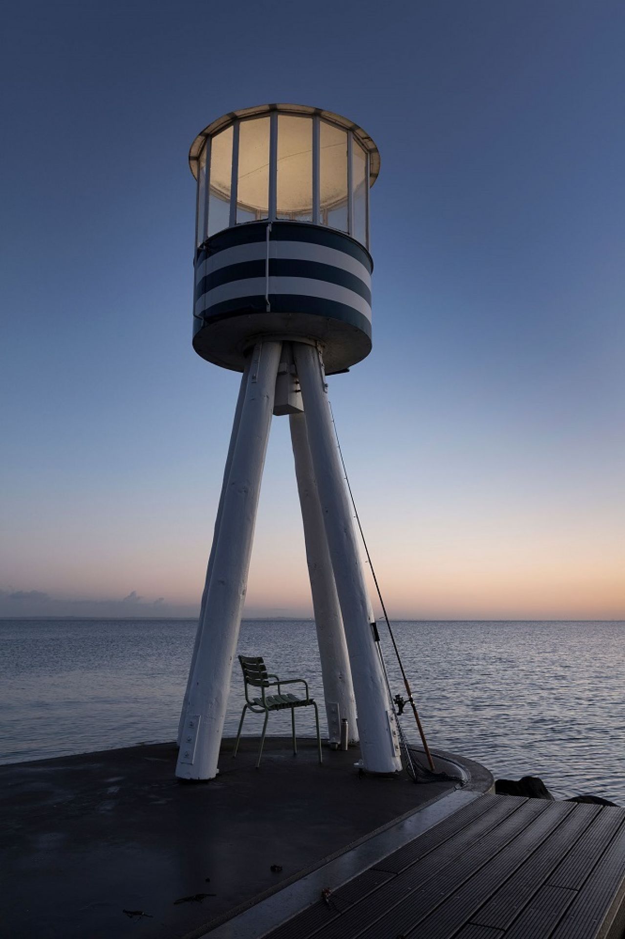 ReClips Stuhl am Meer: Grüner Outdoor Dining Chair von Houe vor Leuchtturm.