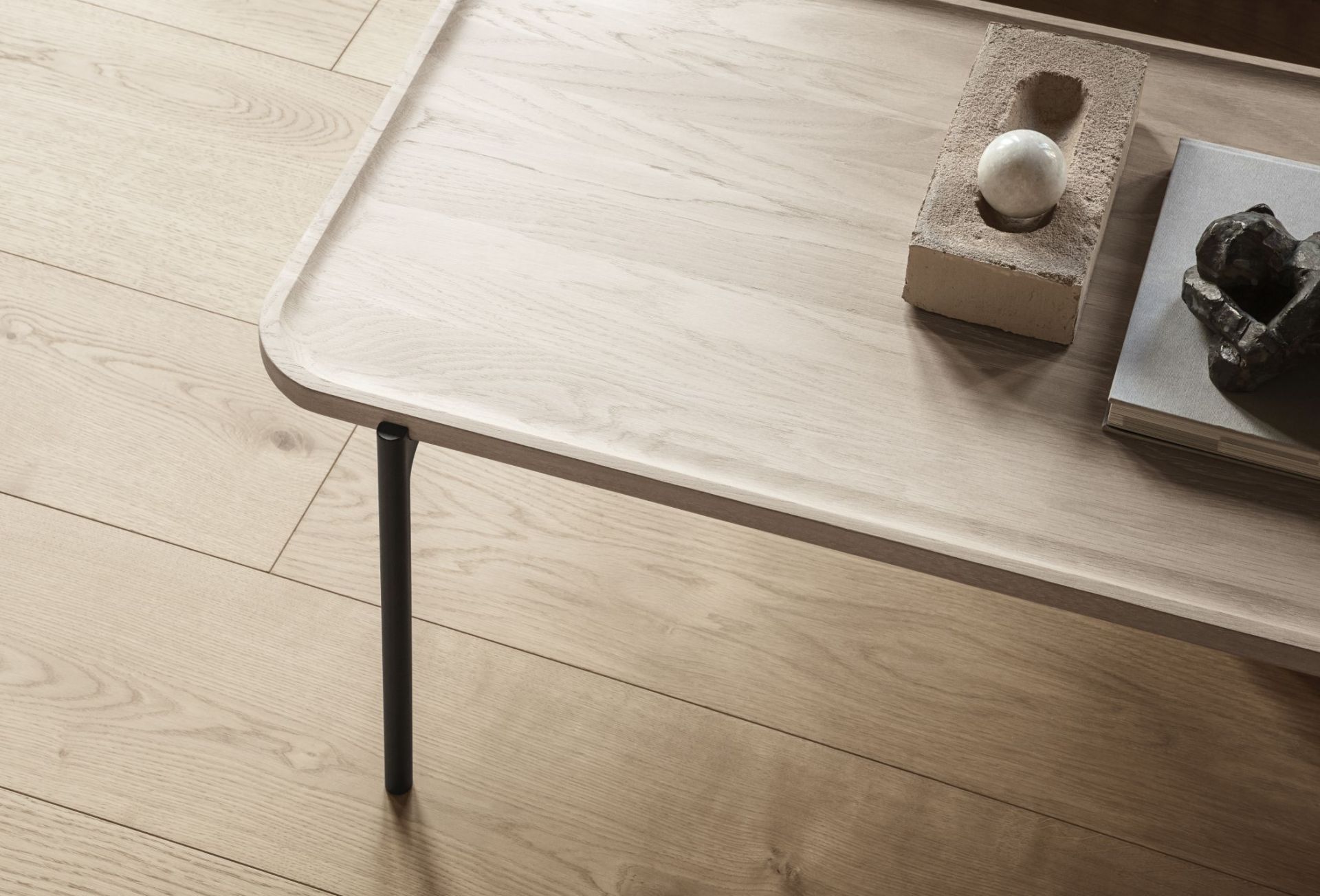 Savoye Tisch Eiche rechteckig, weiß, mit Dekoration. Moderner Couchtisch aus Eichenholz für Wohnzimmer und Lounge.