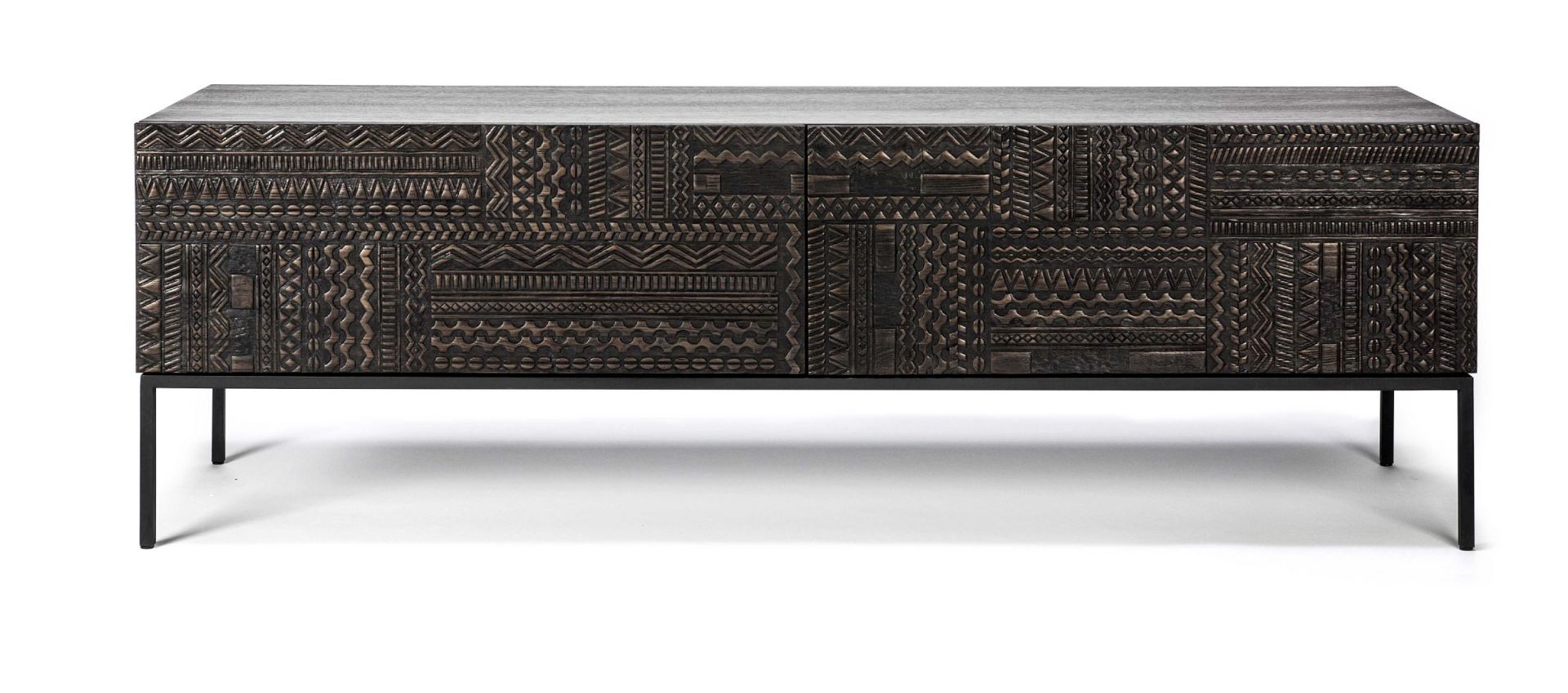 Tabwa TV Möbel aus Teakholz in Schwarz von Ethnicraft mit filigranen Schnitzereien.