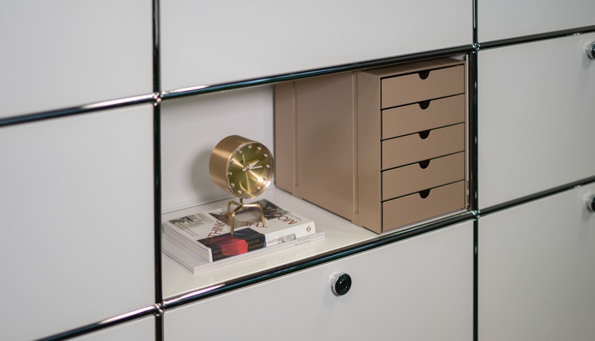 USM Haller Inos Kastenset C4 mit 5 Schalen geschlossen Home Office Olivgrün