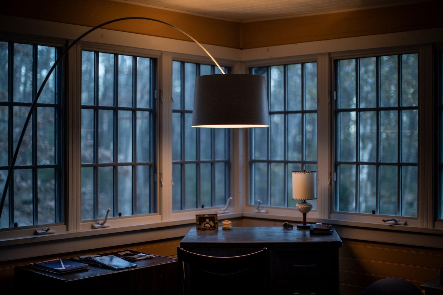 Twiggy Stehleuchte von Foscarini in einem Zimmer mit großem Fenster und Schreibtisch, modernes Design.