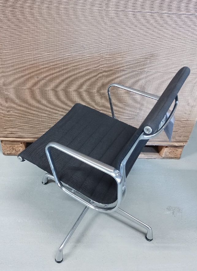 Aluminium Chair EA 104 / EA104 Stuhl NERO/MOORBRAUN Vitra AUSSTELLUNGSSTÜCK / GEBRAUCHTMÖBEL