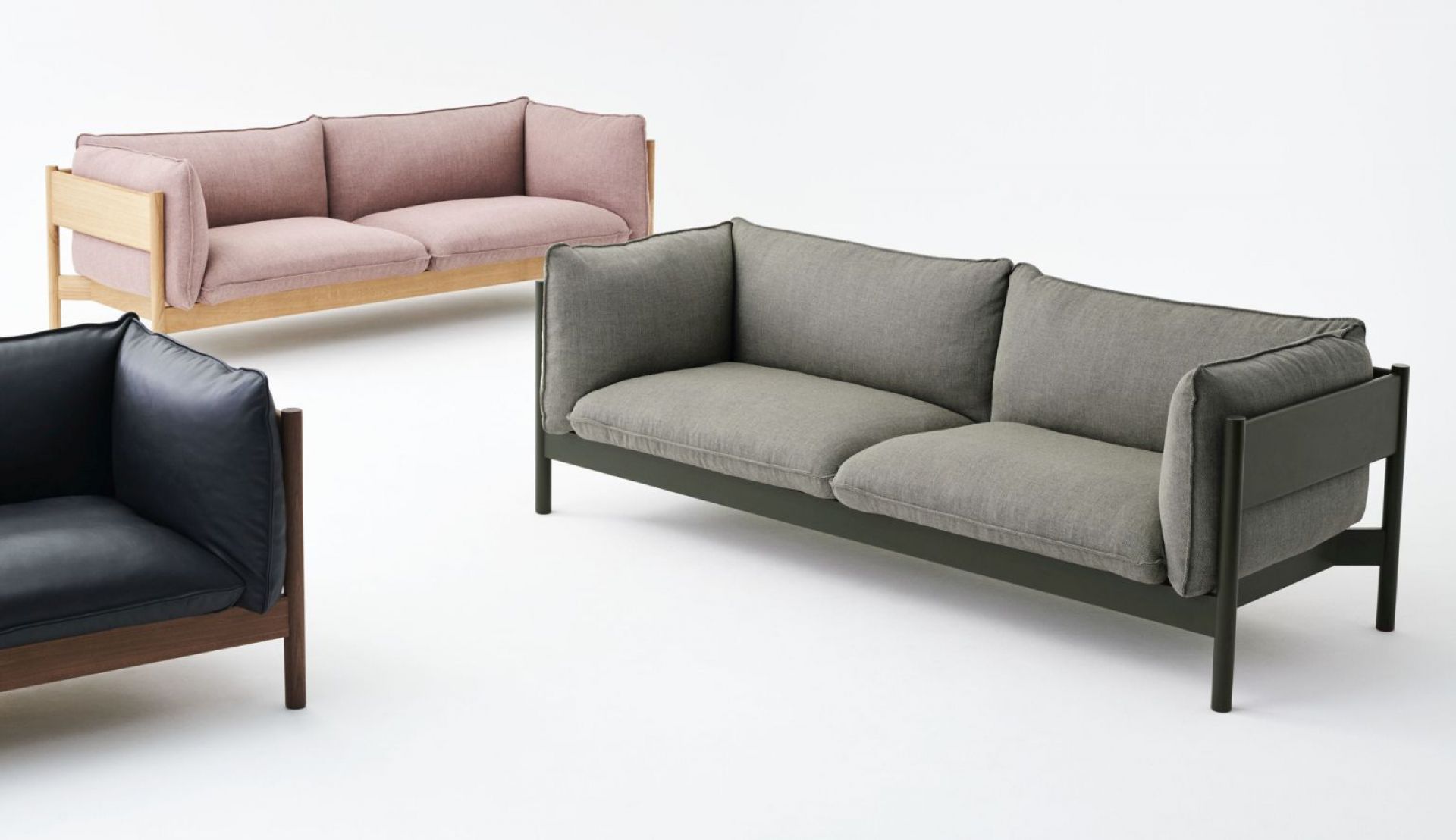 Arbour Eco Sofa von Hay, 3-Sitzer in Grau, mit Holzrahmen und bequemen Polstern.