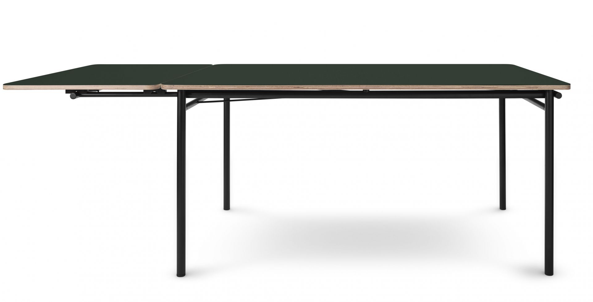 Taffel Esstisch Konifere von Eva Solo, ausziehbar, mit schwarzem Gestell und grüner Tischplatte.
