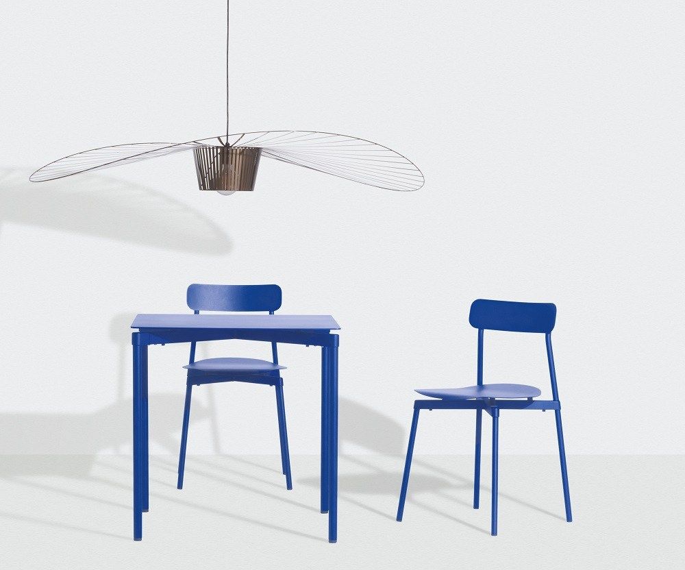 Vertigo Pendelleuchte Groß Bronze von Petite Friture über Esstisch mit blauen Stühlen. Design Lampe.